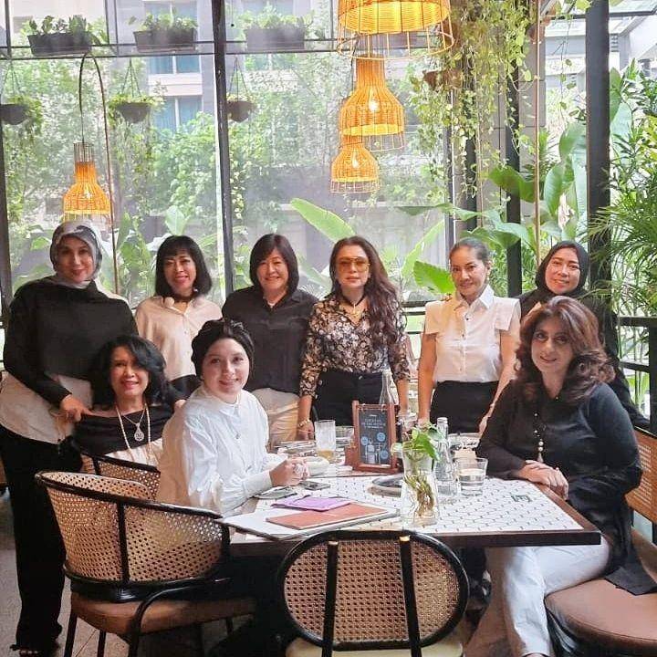 potret geng Kepompong (instagram.com/mayangsari_official)