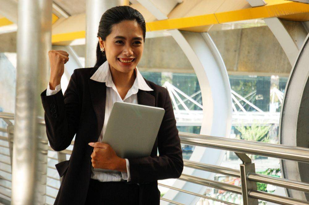 Seorang perempuan mendapatkan pekerjaan (Shutterstock/JoonKaltanida)