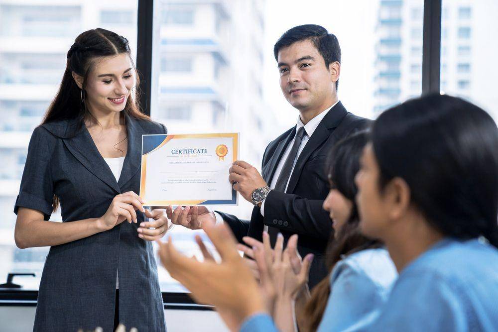 Seseorang meraih penghargaan dalam karier (Shutterstock/Basicdog)