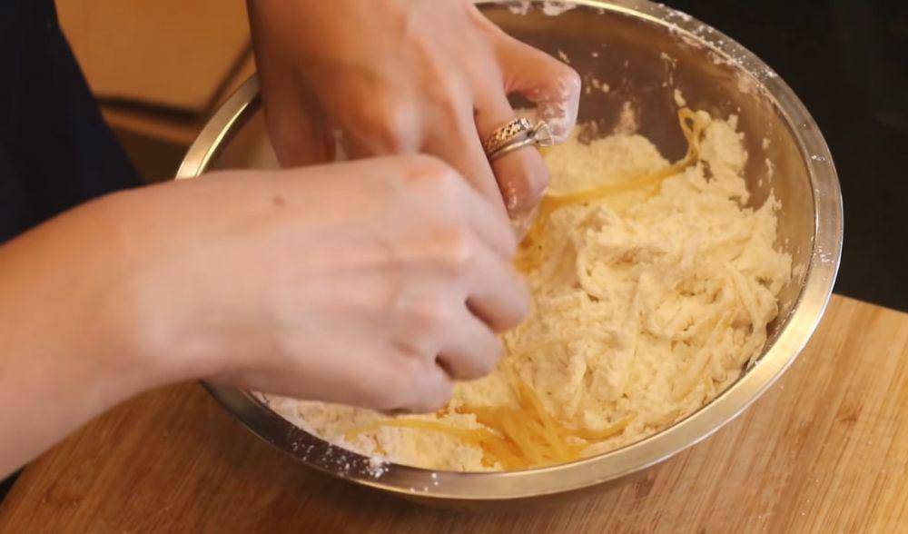 Proses melapisi jamur enoki (youtube.com/Devina Hermawan)