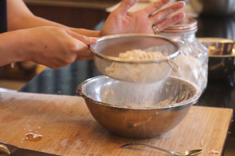 Proses menyaring enoki (youtube.com/Devina Hermawan)