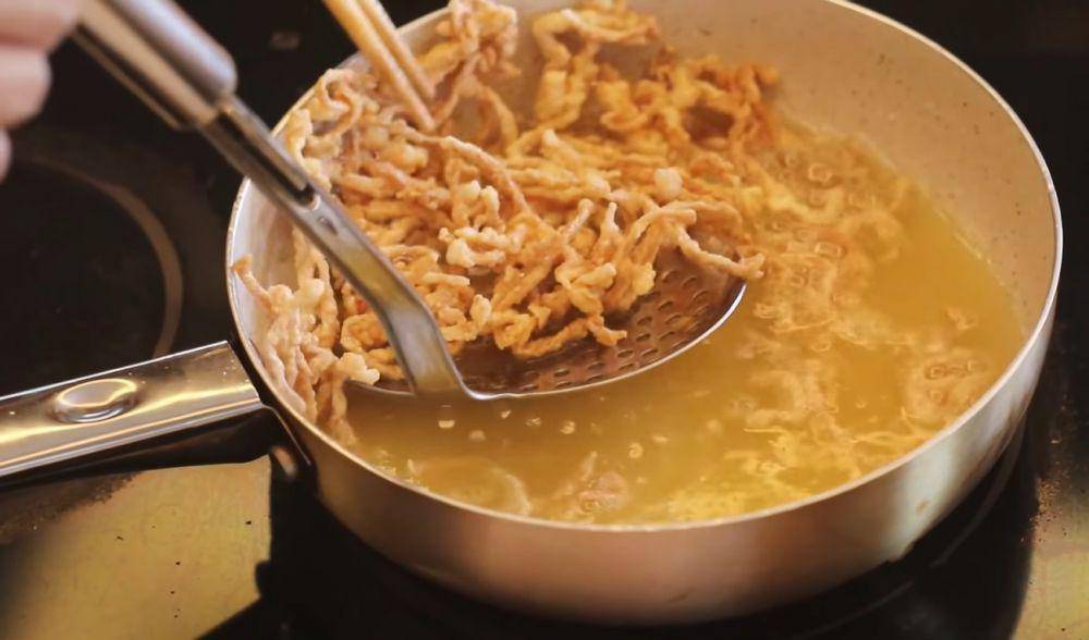 Proses menggoreng enoki (youtube.com/Devina Hermawan)