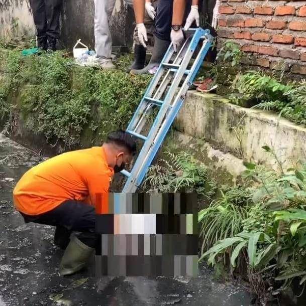 Kondisi bayi yang ditemukan di sungai daerah Jemur Ngawinan Surabaya. (Dok. Command Center Surabaya)