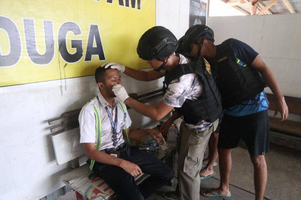 Kelompok Kriminal Bersenjata (KKB) kembali berulah dengan menembak pesawat Sam AIR PK-SMG dengan Penerbangan Wamena-Nduga yang sedang mendarat di Bandara Kenyam, Nduga, Papua pada Selasa (7/6/2022) pukul 10.50 WIT. (dok. Humas Polri)