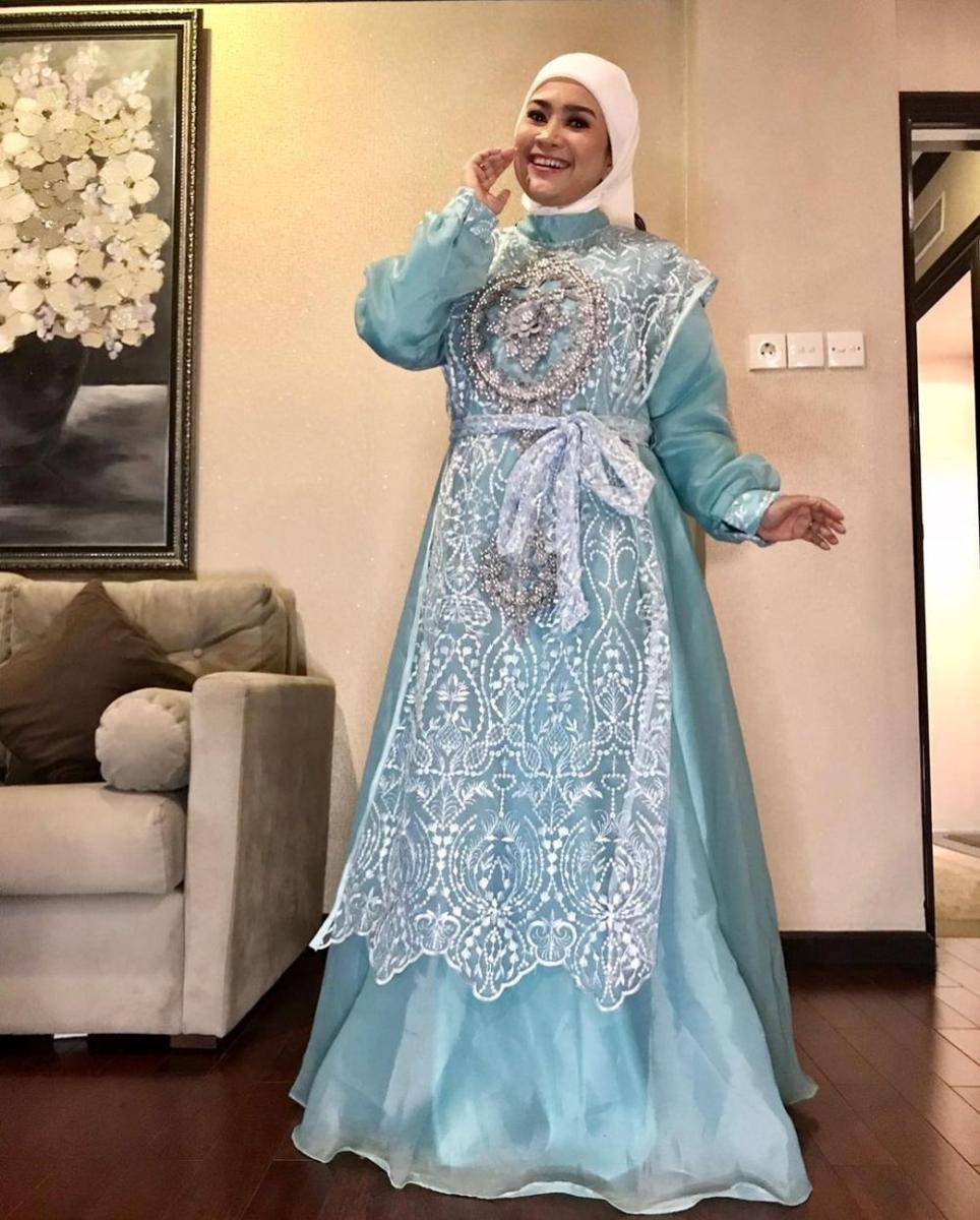 Ikke Nurjanah nyanyi di panggung hajatan (instagram.com/ikkenurjanah0518)