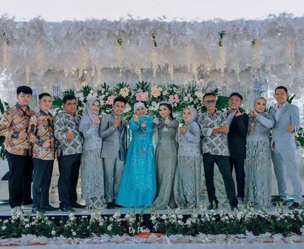 Ikke Nurjanah nyanyi di panggung hajatan (instagram.com/ikkenurjanah0518)