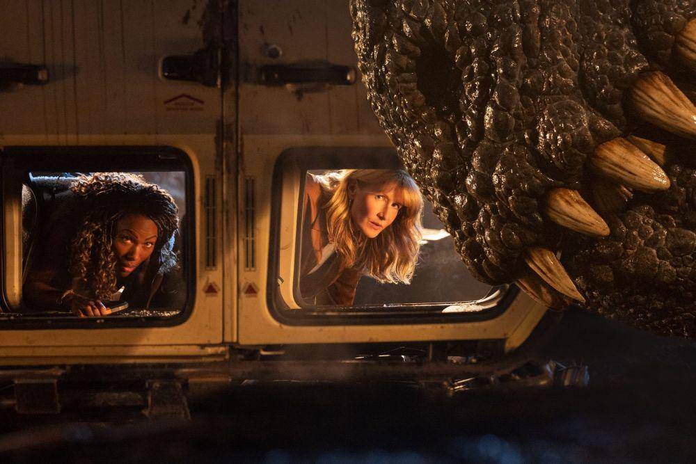 DeWanda Wise dan Laura Dern dalam film Jurassic World Dominion (dok. Universal Pictures/Jurassic World Dominion)