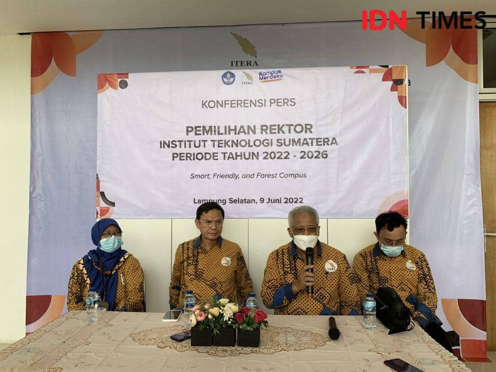 Konferensi Pers Pemilihan Rektor ITERA. (IDN Times/Rohmah Mustaurida).