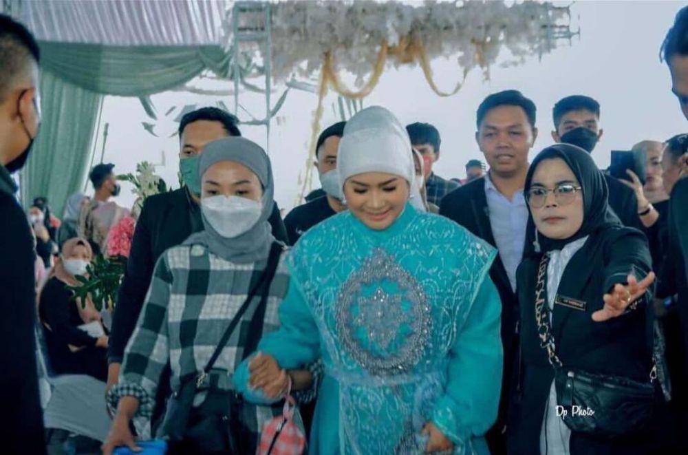 Ikke Nurjanah nyanyi di panggung hajatan (instagram.com/ikkenurjanah0518)
