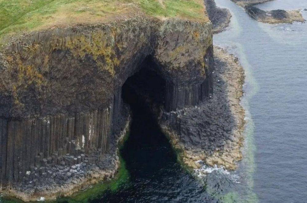 Gua Fingal (instagram.com/your_hebrideanislands)