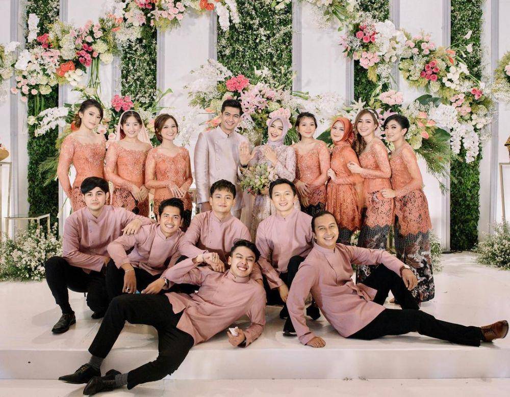 Bridesmaid di pernikahan artis (instagram.com/riaricis1795)