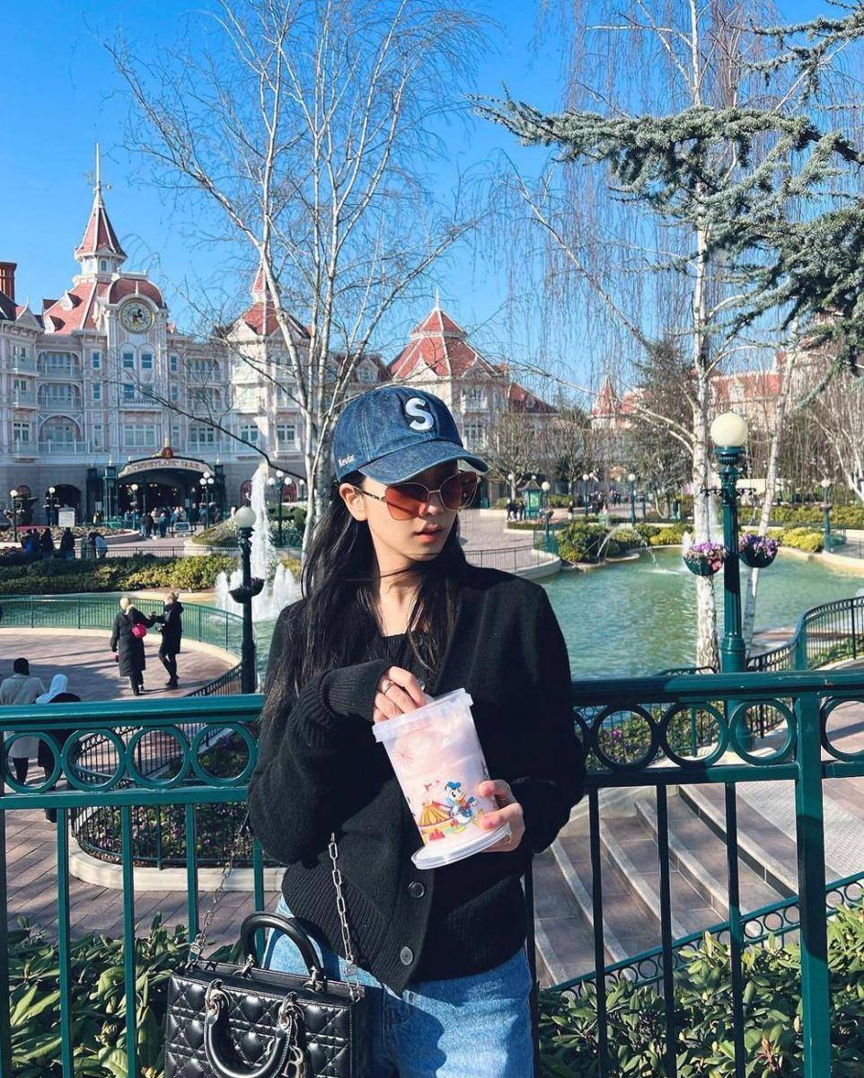 potret Jisoo liburan ke Disneyland Paris (instagram.com/sooyaaa__)