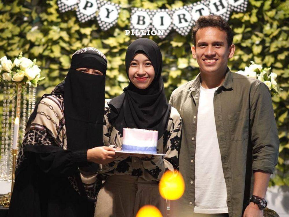 Adiba Khanza dan keluarga (instagram.com/pillioncoffee)