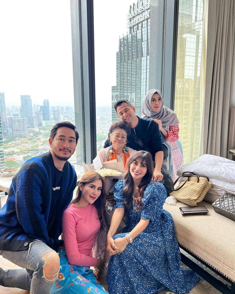 Raffi Ahmad dan Nenek Popon (Instagram.com/amy_r_qanita/)