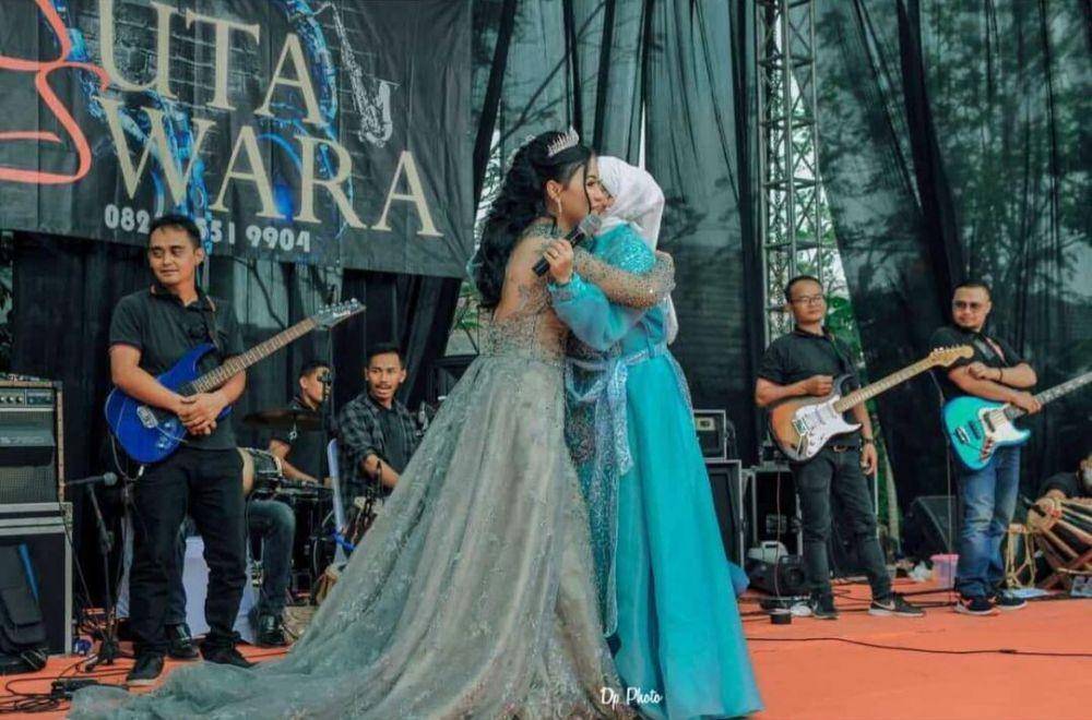 Ikke Nurjanah nyanyi di panggung hajatan (instagram.com/ikkenurjanah0518)