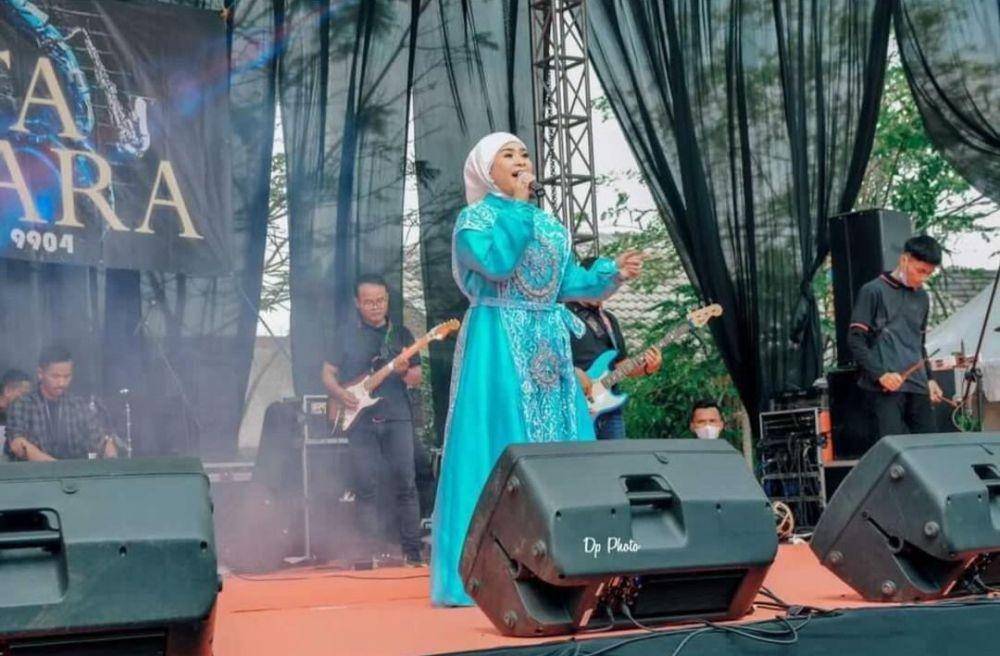 Ikke Nurjanah nyanyi di panggung hajatan (instagram.com/ikkenurjanah0518)