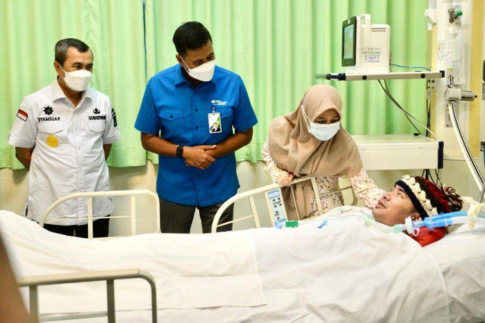 Direktur Utama BPJAMSOSTEK Anggoro Eko Cahyo bersama Gubernur Riau, Syamsuar, mengunjungi Prantino dan istrinya Siti Wulandari di Eka Hospital Pekanbaru. (Dok. BPJS Ketenagakerjaan)