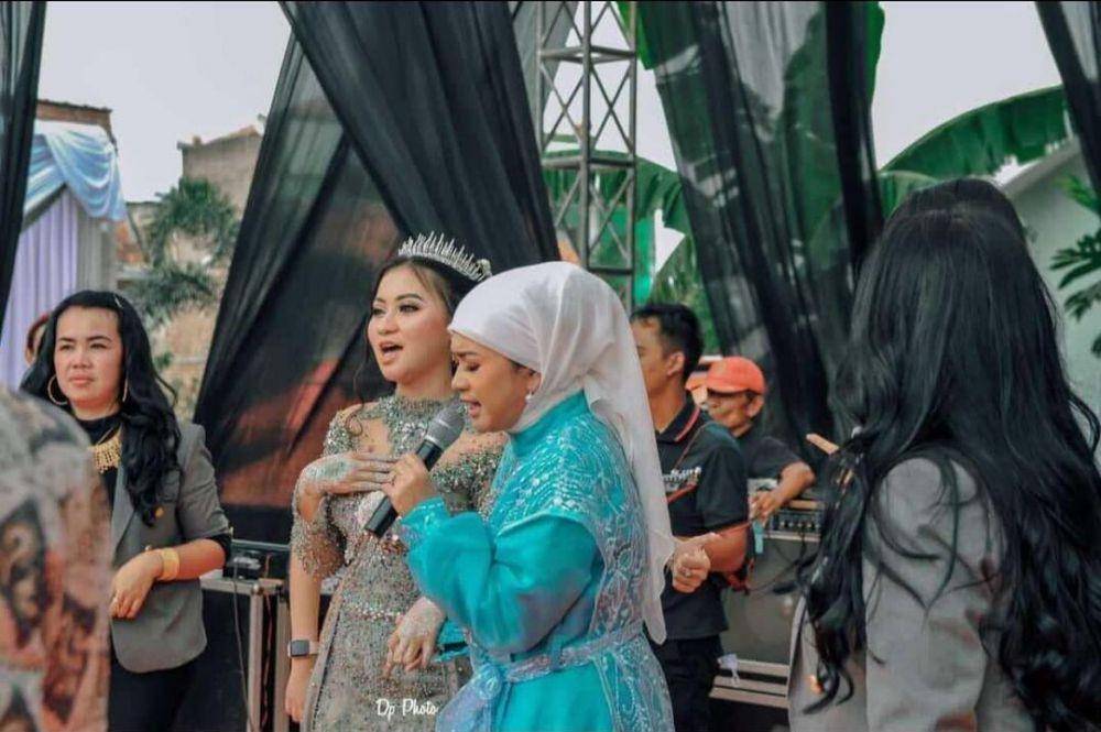 Ikke Nurjanah nyanyi di panggung hajatan (instagram.com/ikkenurjanah0518)