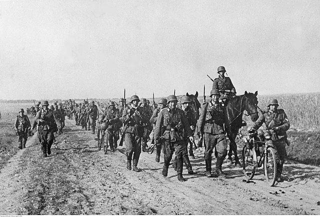 Pasukan infantri Jerman Nazi yang berbaris menuju garis depan. (commons.wikimedia.org/Becker)