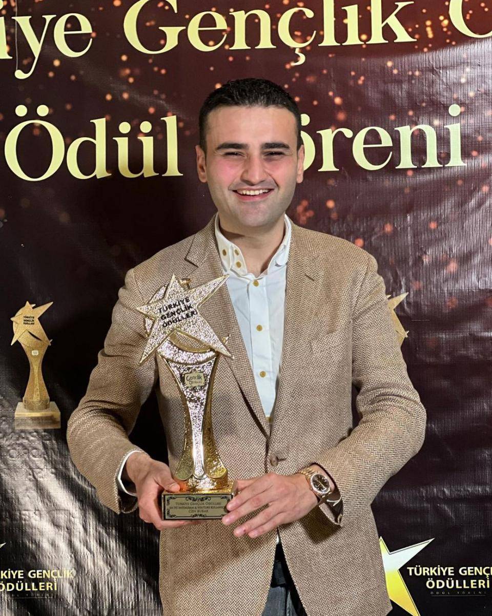 CZN Burak (instagram.com/cznburak)