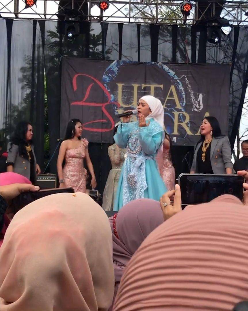 Ikke Nurjanah nyanyi di panggung hajatan (instagram.com/ikkenurjanah0518)