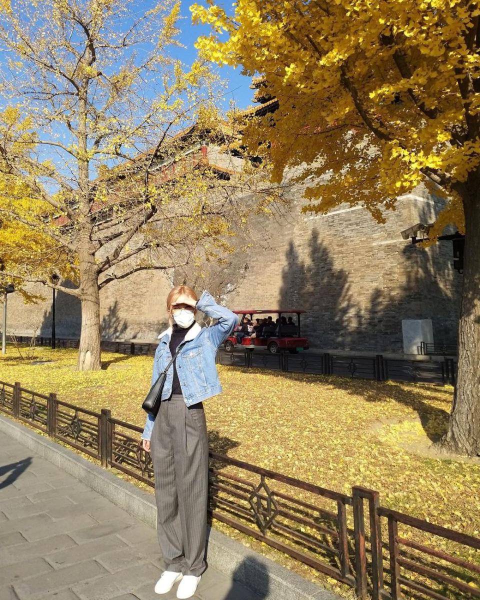 potret Rose liburan di Beijing (instagram.com/roses_are_rosie)