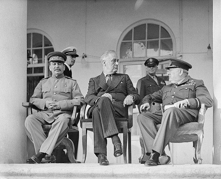 Pertemuan pemimpin 3 aliansi utama sekutu barat di Tehran, Iran 1943; Joseph Stalin (kiri), Franklin D. Roosevelt (tengah), dan Winston Churchil (kanan). (commons.wikimedia.org/Oulds, D C (Lt), Royal Navy official photographer)
