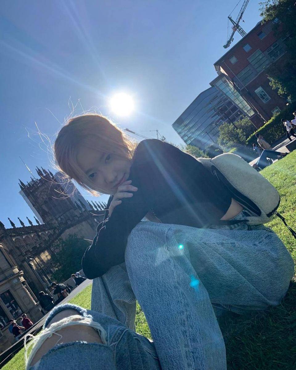 potret Rose liburan di Manchaster (instagram.com/roses_are_rosie)