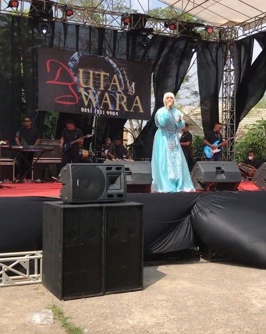 Ikke Nurjanah nyanyi di panggung hajatan (instagram.com/ikkenurjanah0518)
