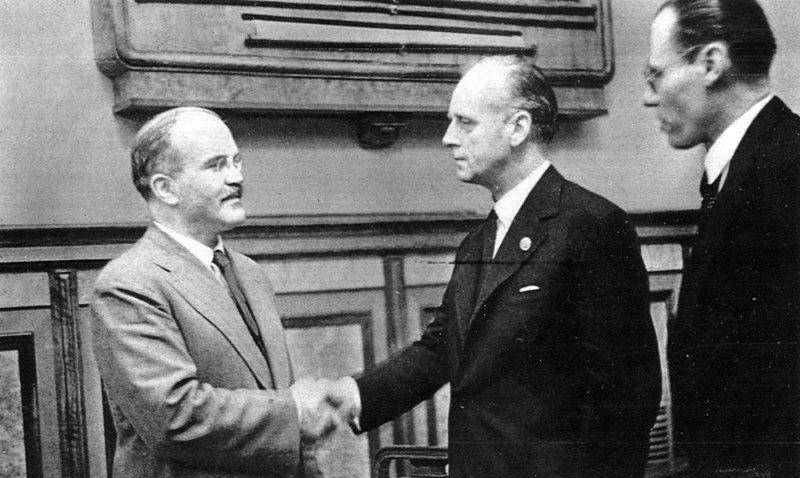 Pertemuan menteri luar negeri Uni Soviet (kiri) dengan menteri luar negeri Jerman Nazi (kanan) pasca penandatanganan Pakta Molotov-Ribbentrop. (commons.wikimedia.org/Unknown Author)