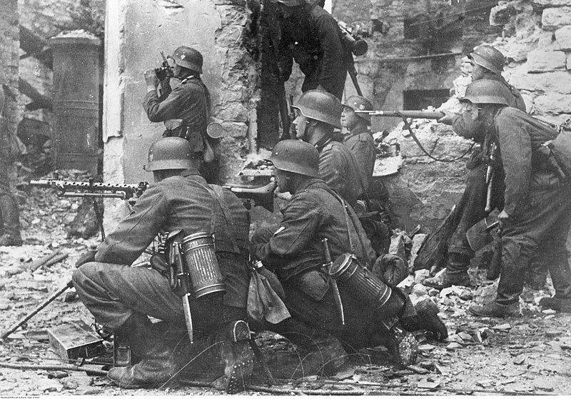 Aksi infantri Jerman Nazi dengan senapan mesin MG-34 di salah satu kota Uni Soviet. (commons.wikimedia.org/Kilian)
