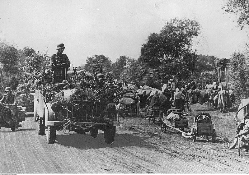 Potret militer Jerman Nazi yang sedang melewati pengungsi dari Uni Soviet menuju perbatasan. (commons.wikimedia.org/Dieck)