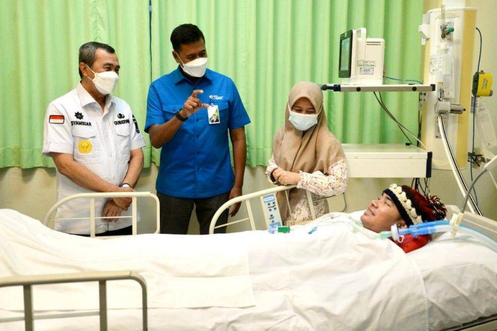 Direktur Utama BPJAMSOSTEK Anggoro Eko Cahyo bersama Gubernur Riau, Syamsuar, mengunjungi Prantino dan istrinya Siti Wulandari di Eka Hospital Pekanbaru. (Dok. BPJS Ketenagakerjaan)