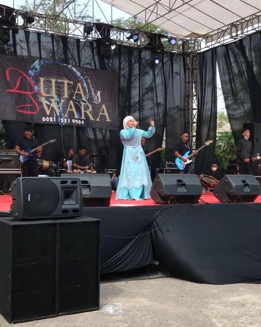 Ikke Nurjanah nyanyi di panggung hajatan (instagram.com/ikkenurjanah0518)