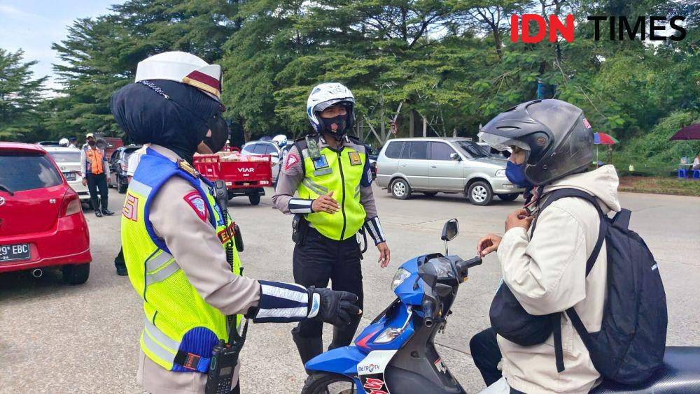 Anggota Satlantas Polres Metro Depok melakukan Operasi Zebra Jaya 2023 di Jalan Raya GDC, Kecamatan Pancoran Mas, Kota Depok. (IDNTimes/Dicky)