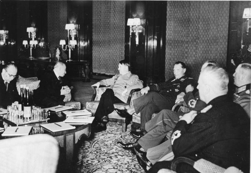 Pertemuan Adolf Hitler dengan para petinggi militernya di Berlin, 1939. (commons.wikimedia.org/Unknown Author)