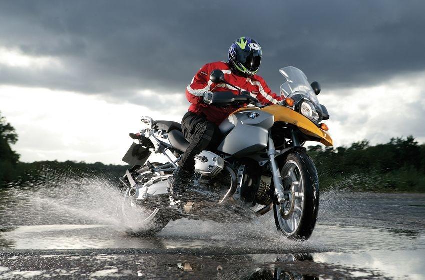 Apa Itu Aquaplaning Motor? Ini Pengertian hingga Cara Mencegahnya