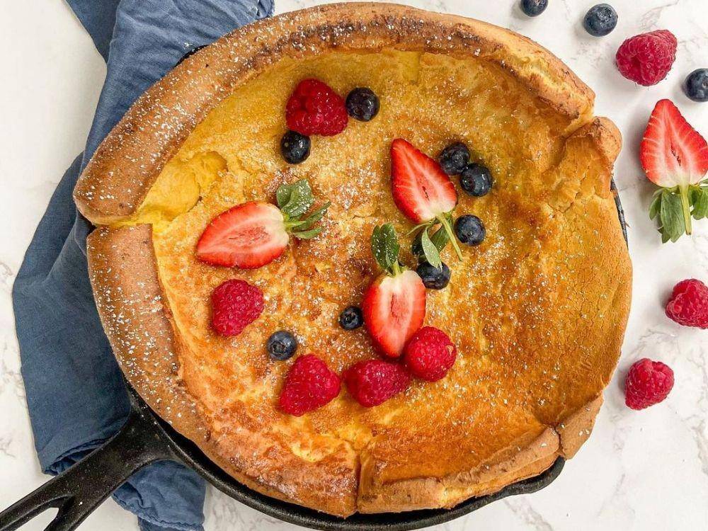 Baby dutch pancake dengan topping stroberi (instagram.com/thekitchendoctorandmum)