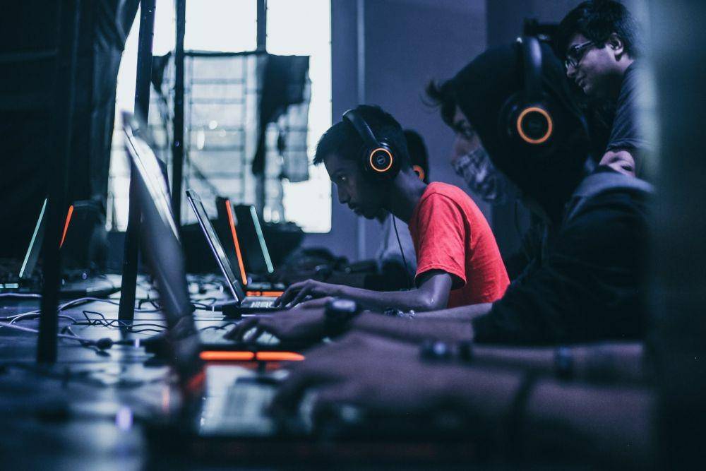 ilustrasi menggunakan laptop untuk gaming (unsplash.com/Fredrick Tendong)