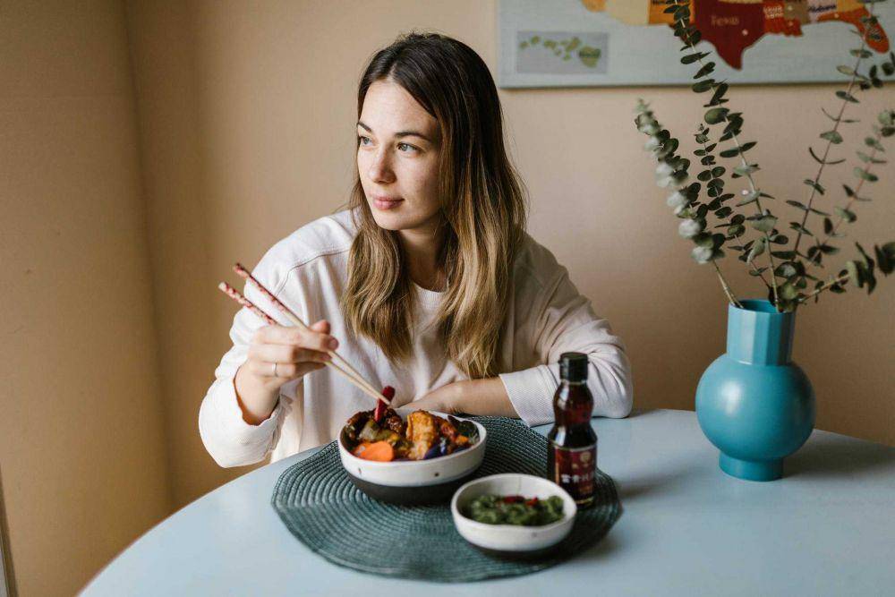 ilustrasi menikmati makan (pexels.com/RODNAE Production)