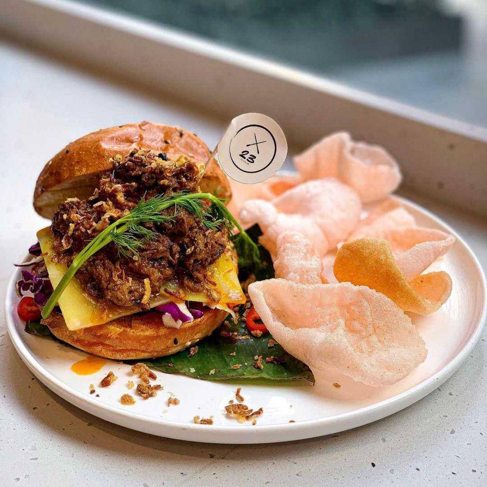 Burger rendang (instagram.com/eatingwithsteph_)
