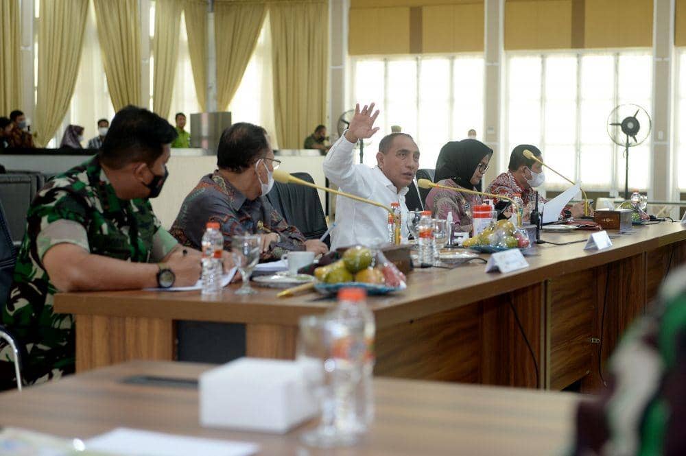 Gubernur Sumatera Utara (Sumut) Edy Rahmayadi memimpin rapat pengembangan tiga kawasan wisata Masjid Raya Barus, Situs Makam Mahligai dan Situs Makam Papan Tinggi, yang berada di Kecamatan Barus, Kabupaten Tapanuli Tengah di Aula Tengku Rizal Nurdin Jalan Jenderal Sudirman Nomor 30 Medan, Kamis (9/6).
