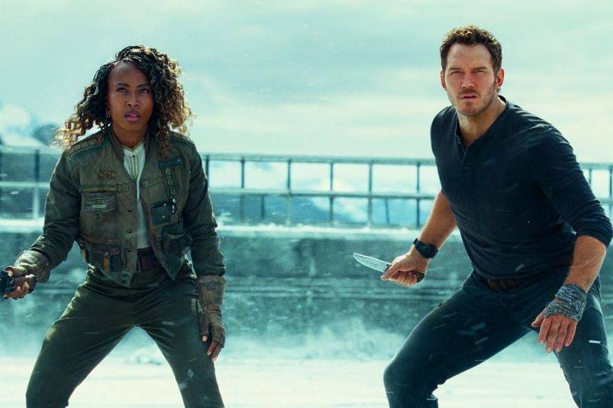 DeWanda Wise dan Chris Pratt dalam film Jurassic World Dominion (dok. Universal Pictures/Jurassic World Dominion)
