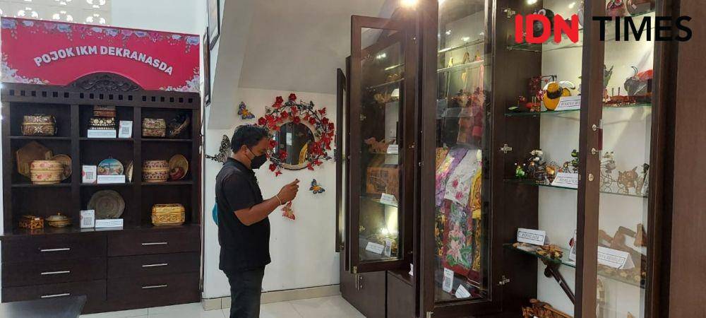 Pojok IKM Dekranasda di Kantor Bupati Tabanan (IDN Times/Wira Sanjiwani)
