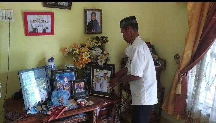 Orangtua korban menunjukan foto MIA semasa hidup (Dok.Istimewa)