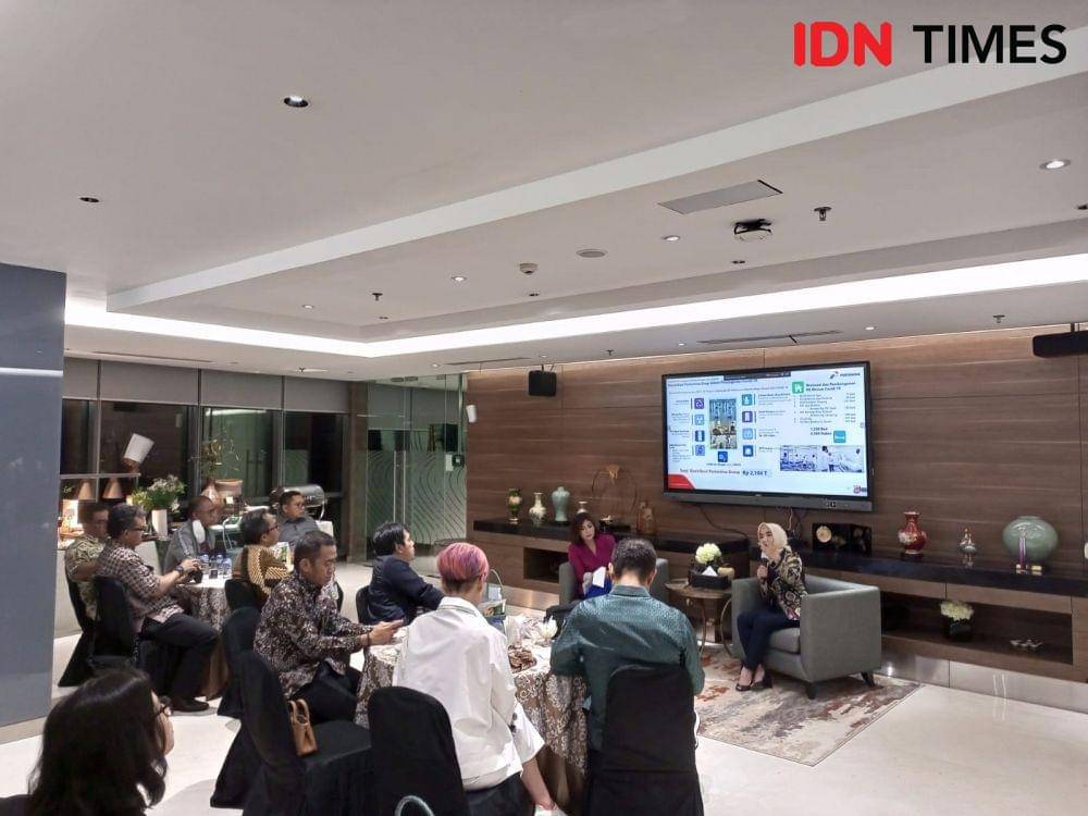 Dirut PT Pertamina Persero, Nicke Widyawati saat bertemu dengan sejumlah pemimpin redaksi di Graha Pertamina, Rabu (8/6/2022) malam. (IDN Times/Hafit Yudi Suprobo)