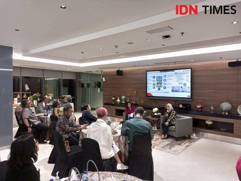 Dirut PT Pertamina Persero, Nicke Widyawati saat bertemu dengan sejumlah pemimpin redaksi di Graha Pertamina, Rabu (8/6/2022) malam. (IDN Times/Hafit Yudi Suprobo)