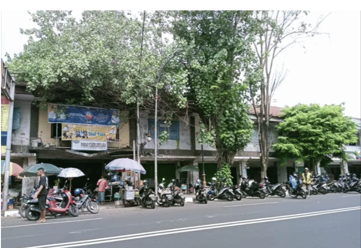 Kondisi bagian depan Pasar Cakranegara Kota Mataram, Provinsi Nusa Tenggara Barat. (ANTARA/Nirkomala)