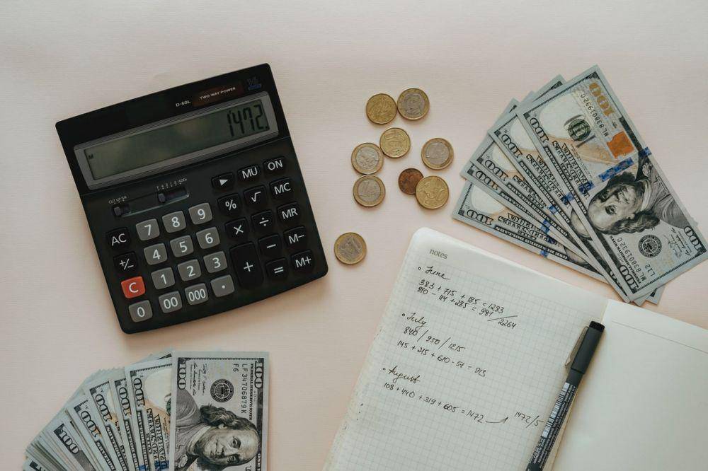 ilustrasi budgeting bulanan (pexels.com/Olia Danilevich)