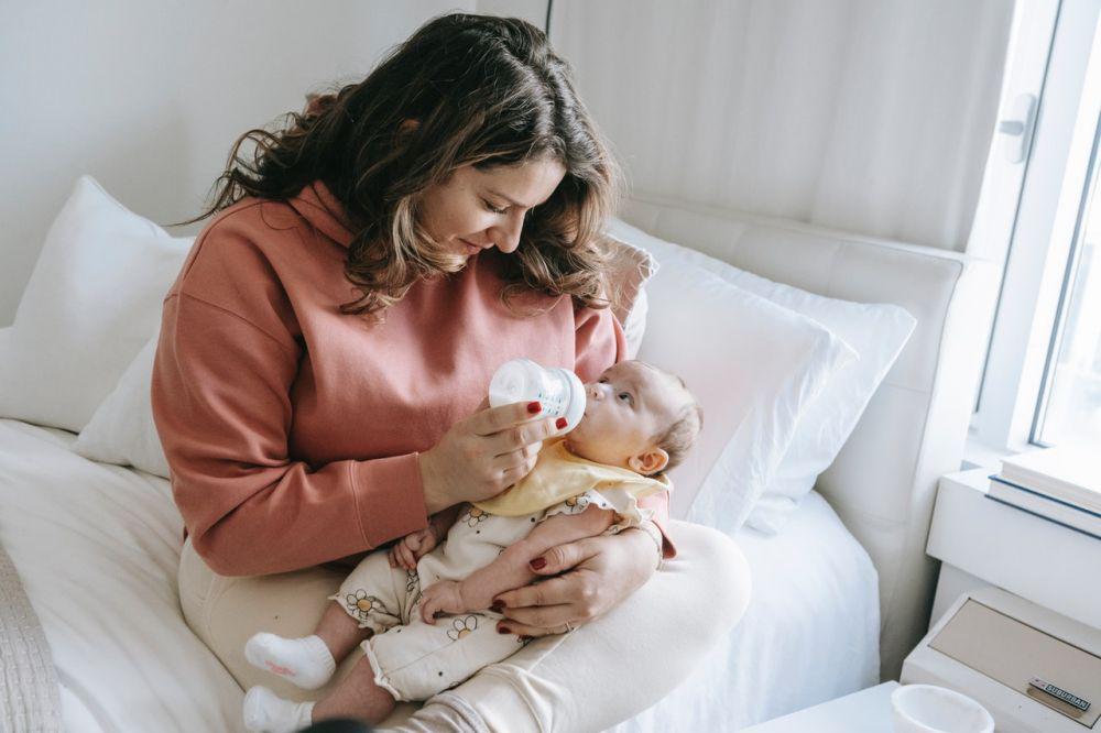 Berapa Banyak ASI atau Susu Formula yang Dibutuhkan Bayi Baru Lahir?